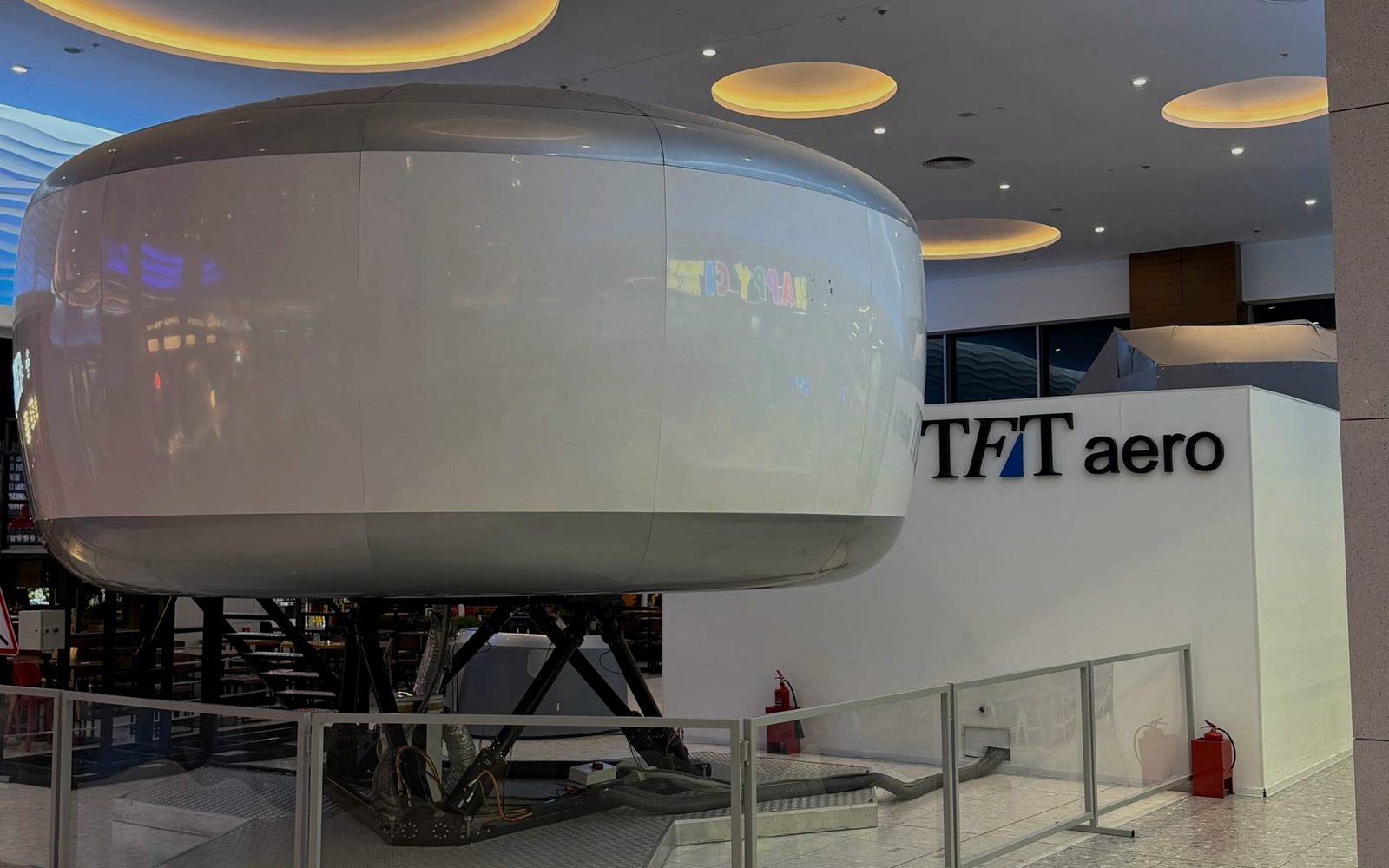 Капсула авиатренажёра Airbus A320 на подвижной платформе в ТРЦ «Ривьера»