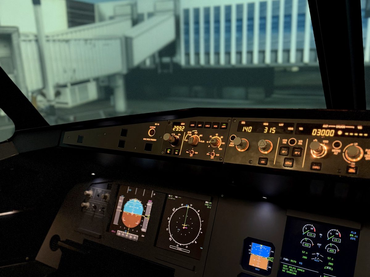 Кабина Airbus A320 с места командира: панель автопилота, пилотажные дисплеи и телетрап за остеклением