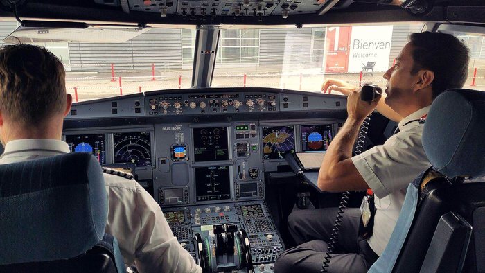 Стеклянная кабина Airbus A320 с шестью дисплеями