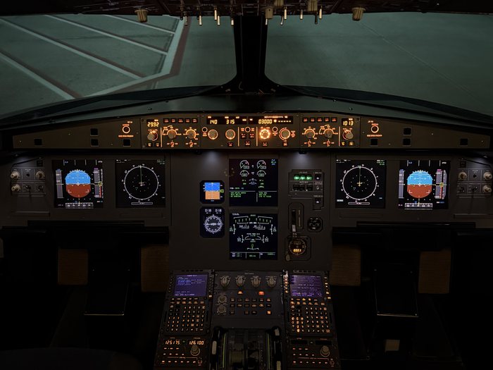 Кабина тренажёра Airbus A320 TFT.aero: шесть дисплеев и пульт FMS перед полосой