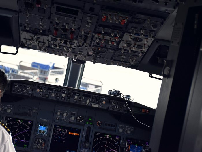 Верхняя панель и приборы Boeing 737