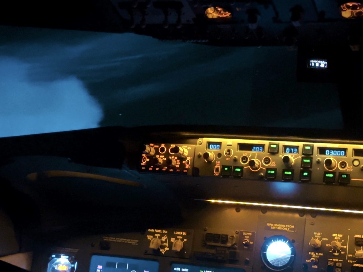 Ночной полёт на Boeing 737 NG: облака за остеклением и подсвеченная панель автопилота