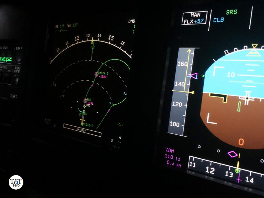 Пилотажный дисплей A320 на взлёте: режим SRS и отметки взлётных скоростей