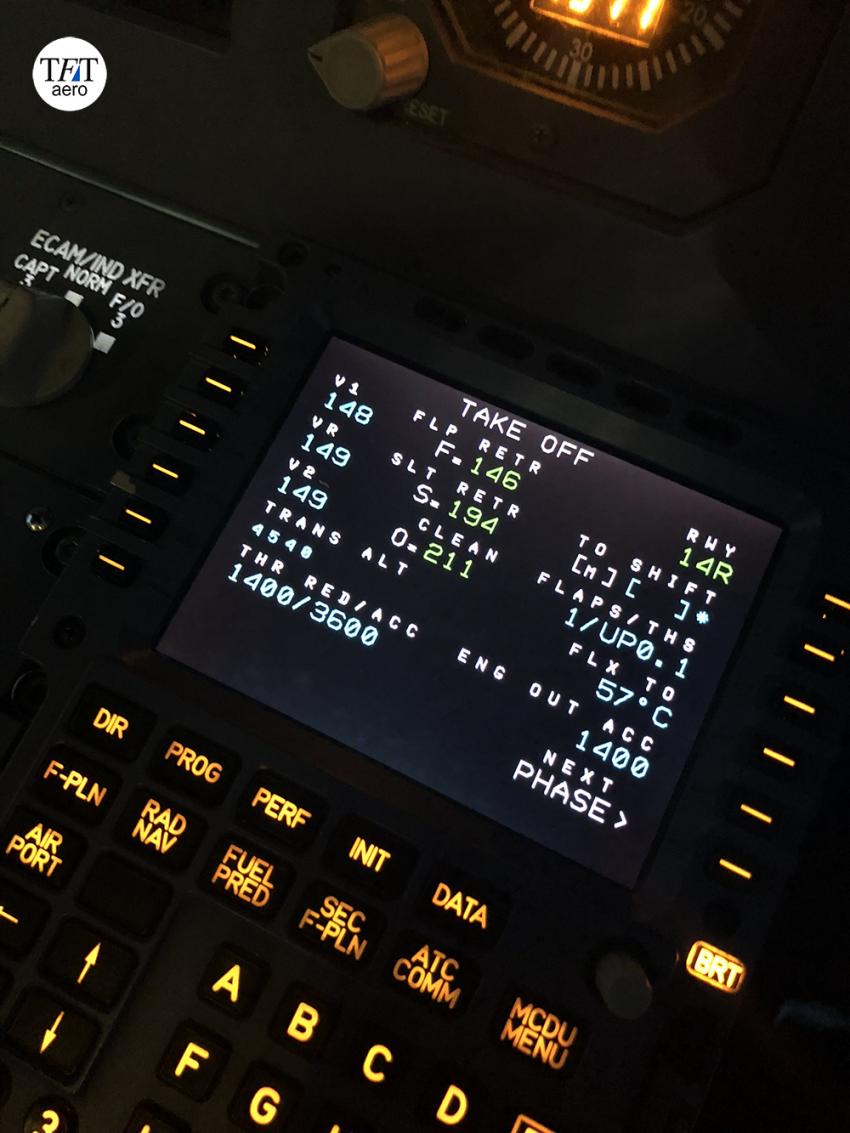 Страница TAKE OFF на MCDU: V1 148, VR 149, V2 149