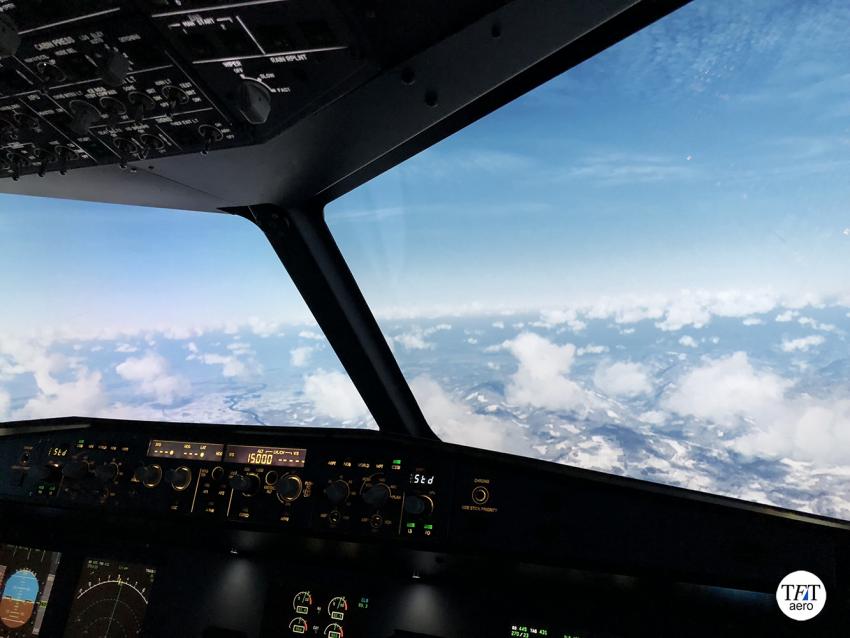 Вид из кабины A320 на эшелоне: облака под самолётом