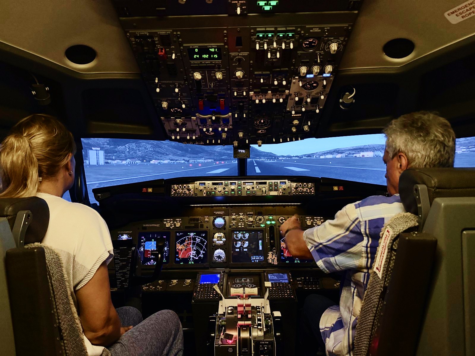 Инструктор и гость в кабине Boeing 737 перед вылетом, полоса впереди
