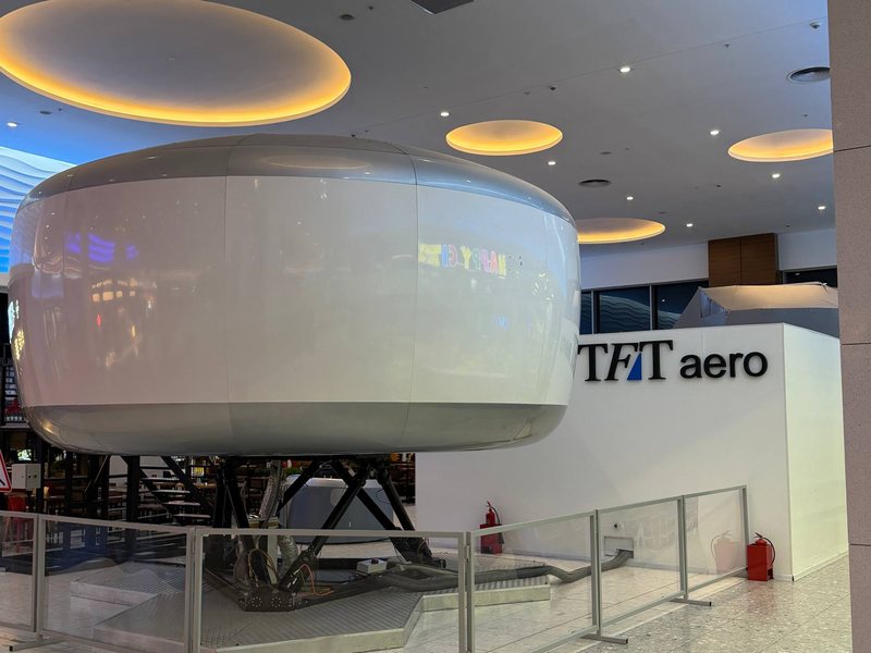 Капсула авиатренажёра на подвижной платформе рядом с павильоном TFT.aero в ТРЦ «Ривьера»