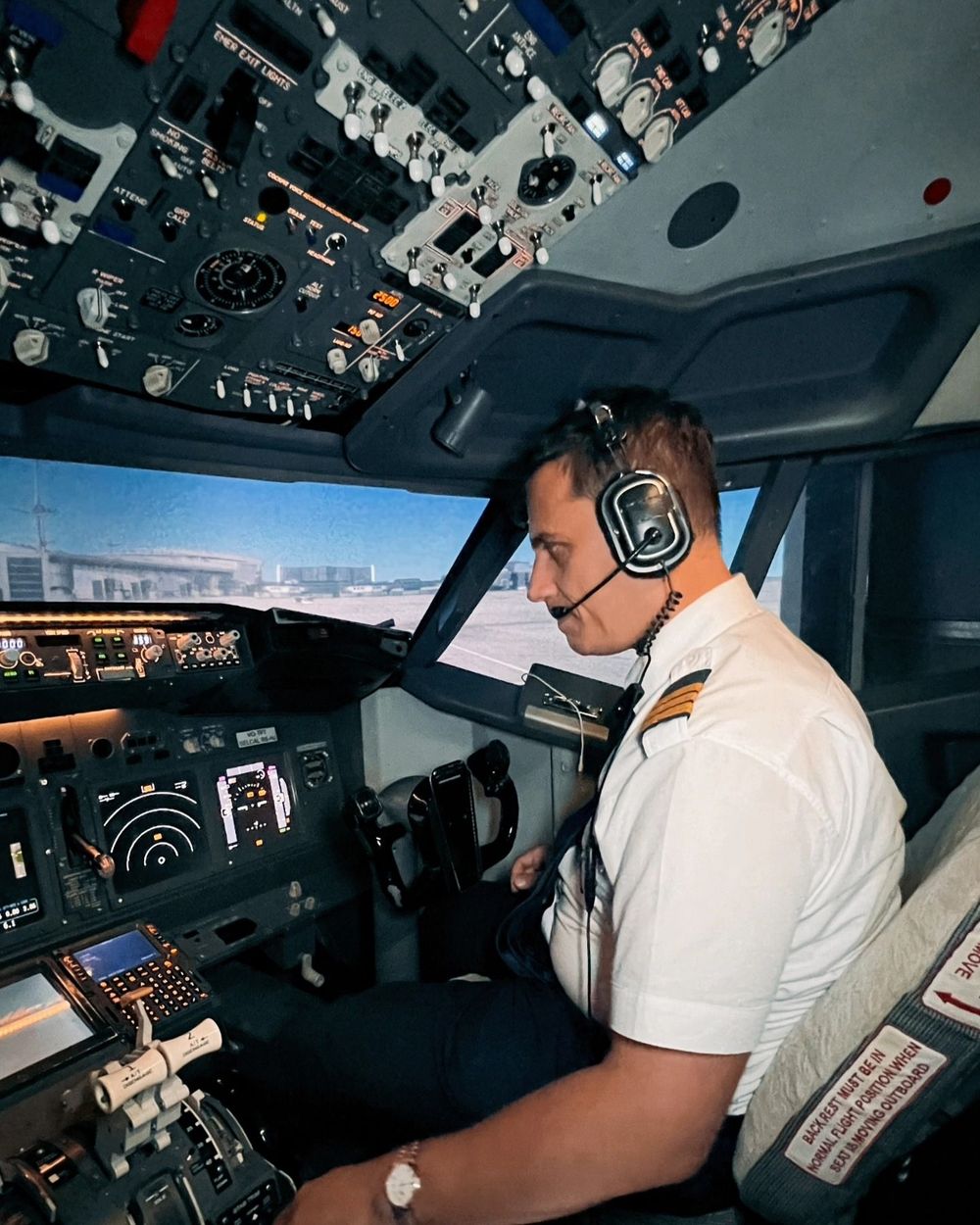 Инструктор в гарнитуре в кабине Boeing 737 перед вылетом